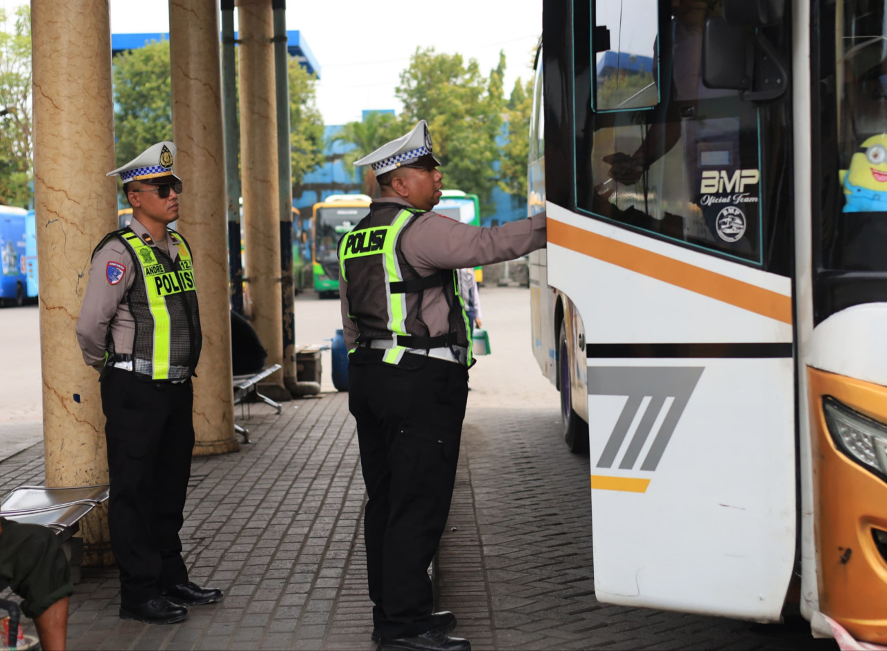 Pengecekan keselamatan kendaraan yang digelar Dishub dan Satlantas Polres Gresik di Terminal Bunder. (Foto: Humas Polres Gresik)