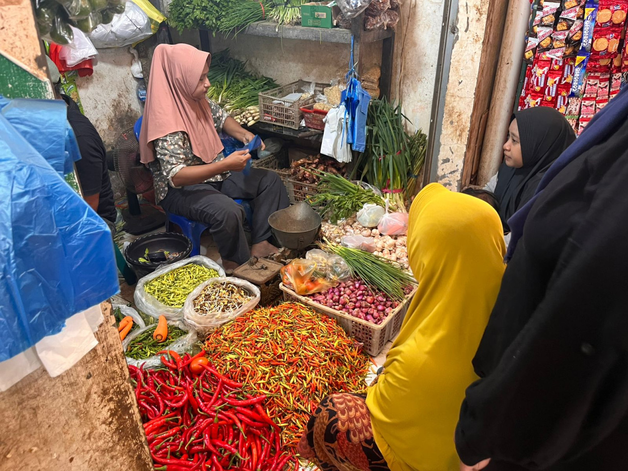Pedagang bumbu dapur di Pasar Sidoharjo Lamongan. (Foto : Adyad Ammy Iffansah/jatimnow.com)