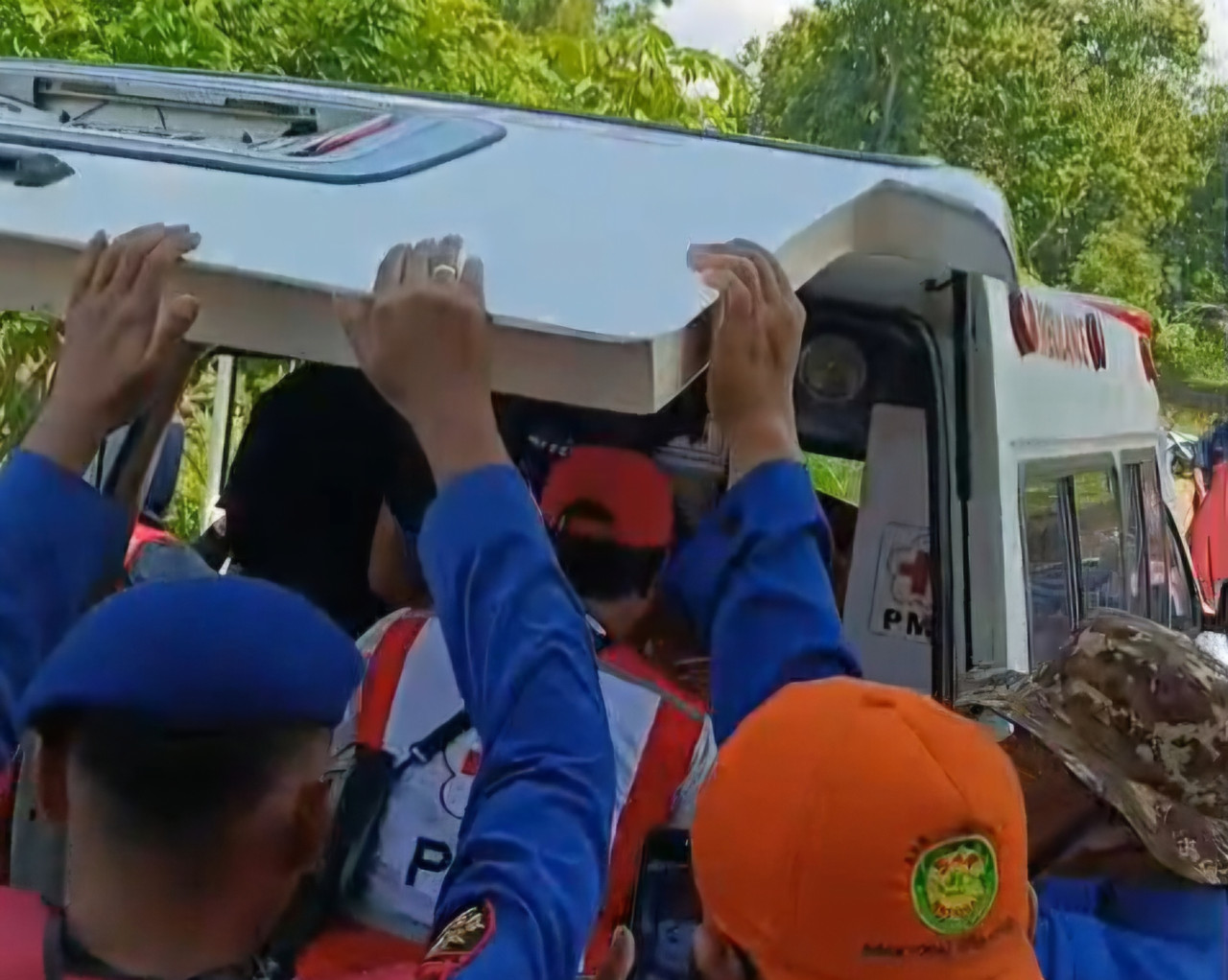 Proses evakuasi jenazah santri yang tenggelam di Waduk Penguripan, Solokuro, Lamongan. (Foto: BPBD Lamongam for jatimnow.com)