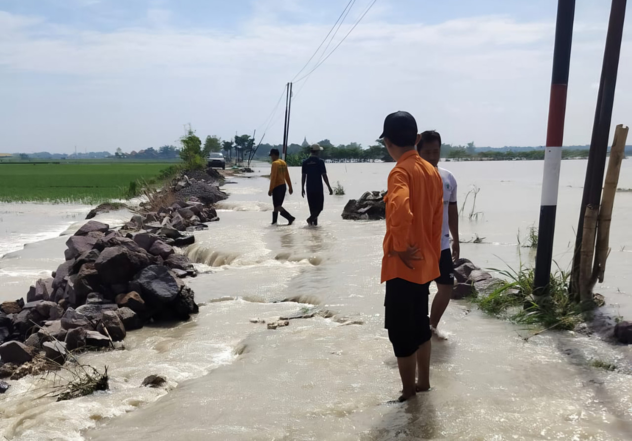 Foto: Sejumlah petugas saat melakukan assesmen lapangan di lokasi banjir akibat luapan Waduk Prijetan Kedungpring, Lamongan. (Adyad Ammy Iffansah/jatimnow.com)