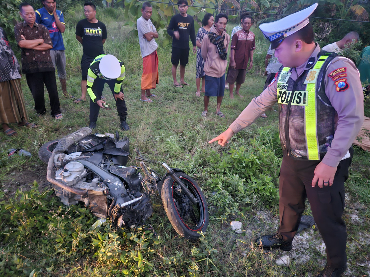 Foto: Petugas kepolisi saat melakukan Olah TKP kecelakaan tunggal di Sukodadi. (Adyad Ammy Iffansah/jatimnow.com).