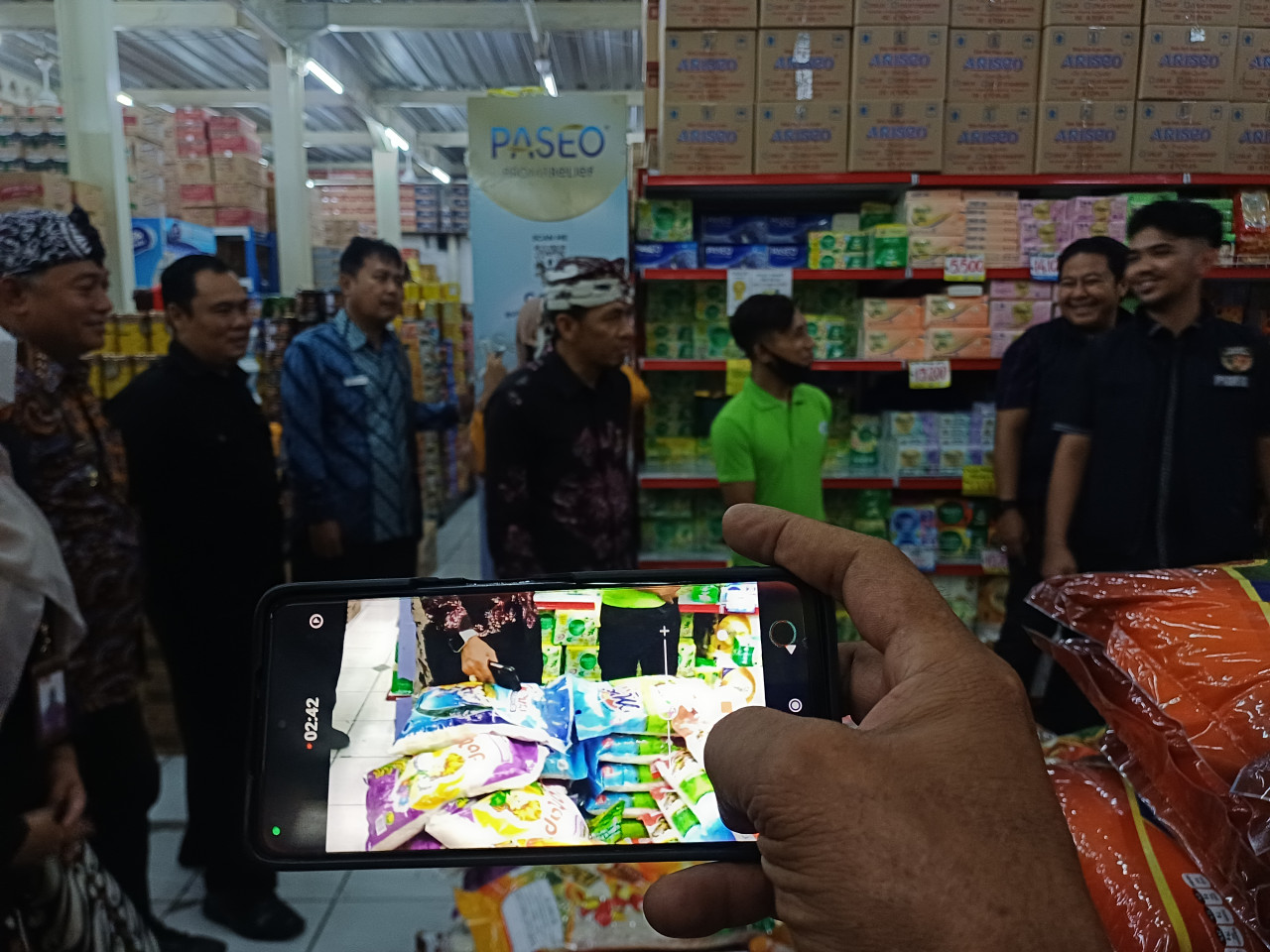 Foto: Sidak pasar dan toserba oleh Satgas Pangan Lamongan. (Adyad Ammy Iffansah/jatimnow.com)