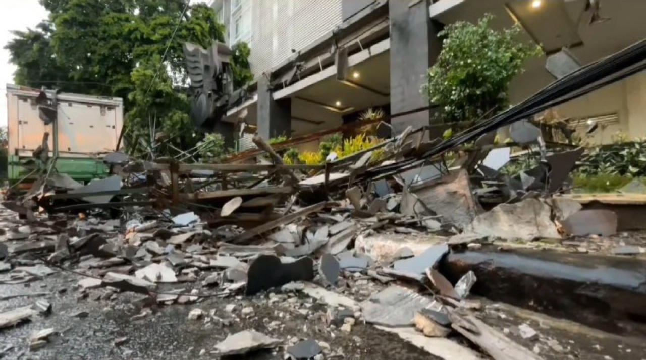 Reruntuhan ornamen paduraksa di Gedung Pemkab Lamongan usai diterjang puting beliung. (Foto: Adyad Ammy Iffansah/jatimnow.com)