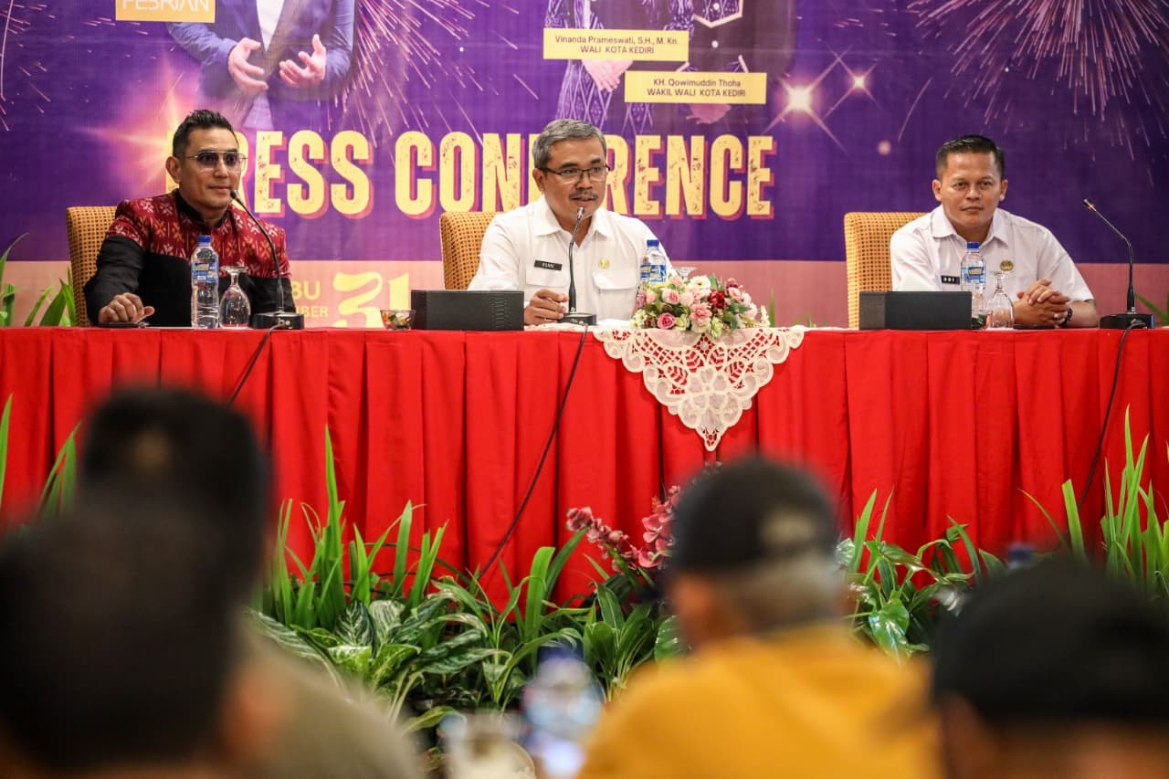 Kepala Dinas Kominfo Roni Yusianto dalam keterangannya saat acara jumpa pers. (Foto: Pemkot Kediri/jatimnow.com)