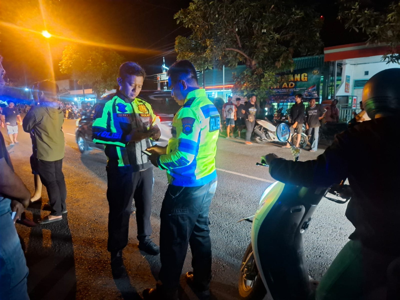 Evakuasi kecelakaan maut di Tulungagung. (Foto: Polres Tulungagung/jatimnow.com)