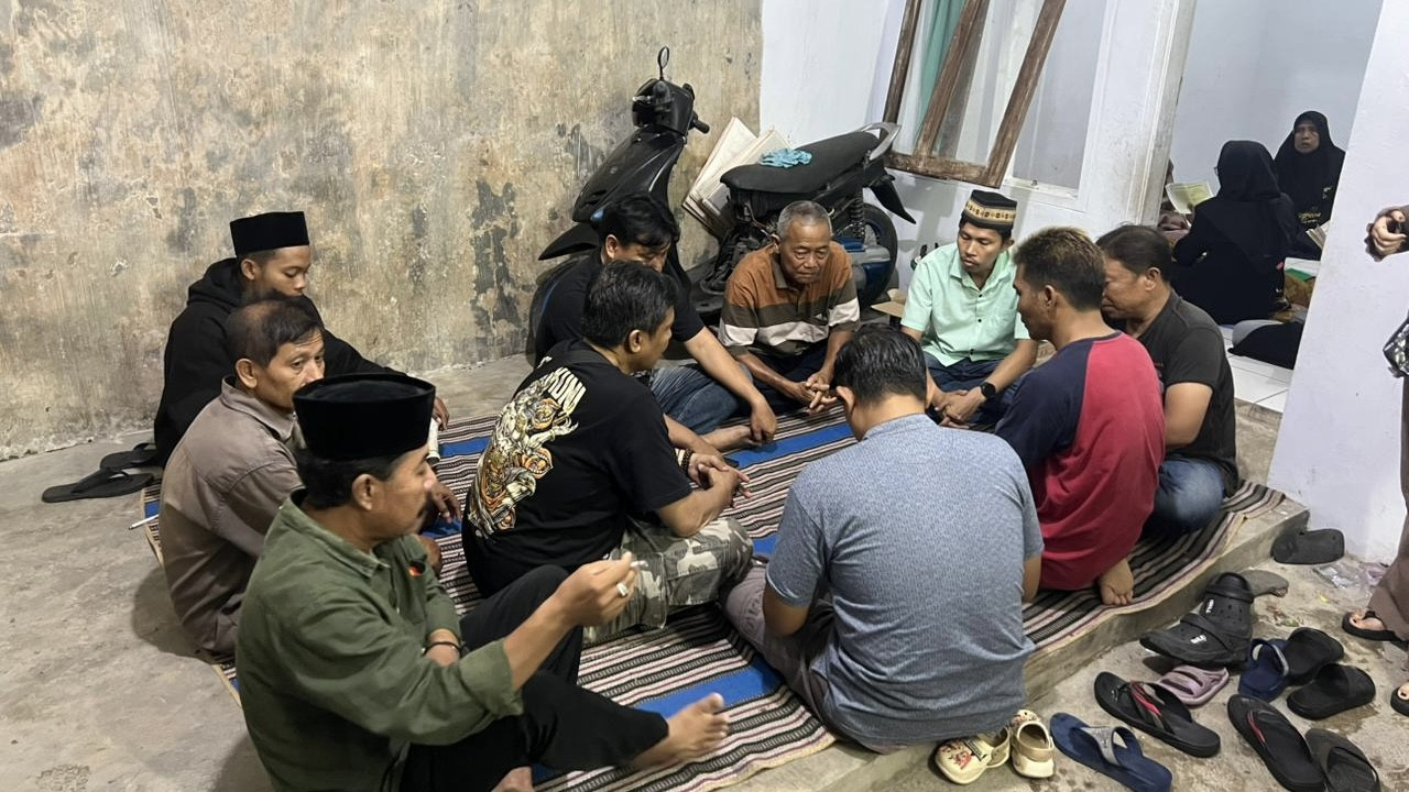 Suasana rumah duka balita di Jember tenggelam dan meninggal dunia saat bermain di kolam Jati Park. (Foto: Sugianto/jatimnow.com)