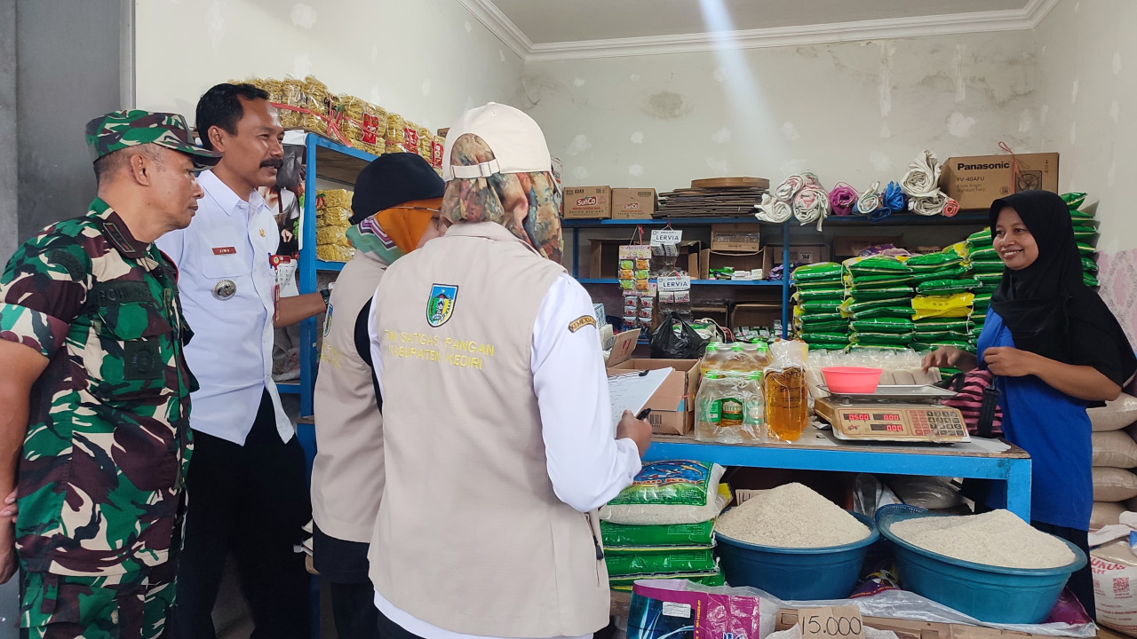 Tim Satuan Tugas (Satgas) Pangan Kota dan Kabupaten Kediri melakukan pemantauan langsung di sejumlah pasar tradisional maupun pasar modern. (Foto: BULOG Kediri/jatimnow.com)