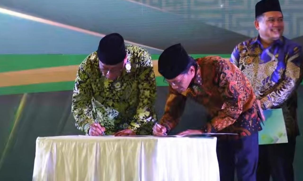 Rektor Unisda Lamongan saat menandatangani MoU dengan DMI Jatim. (Foto: Adyad Ammy Iffansah/jatimnow.com)