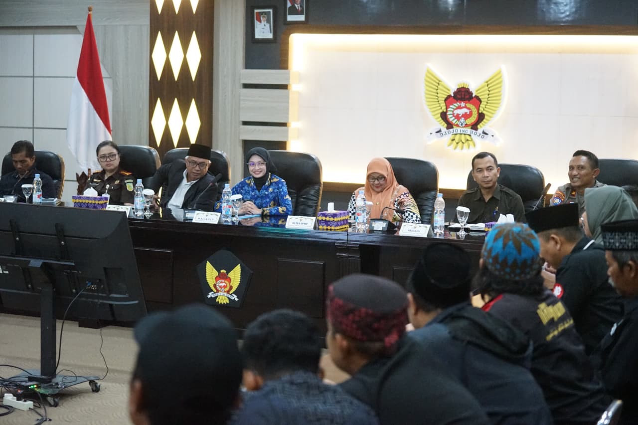 Mbak Vinanda dan forkopimda saat bertemu perguruan silat di Kediri. (Foto: Pemkot Kediri/jatimnow.com)