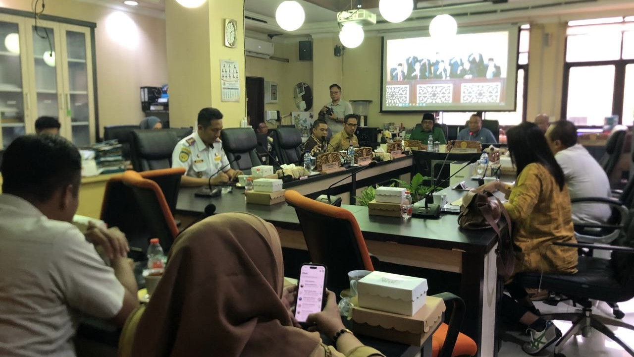 Komisi A DPRD Kota Surabaya menggelar rapat tindak lanjut aduan masyarakat terkait polemik operasional Pasar Buah Tanjungsari. (Foto: Fatkur Rizki/jatimnow.com)