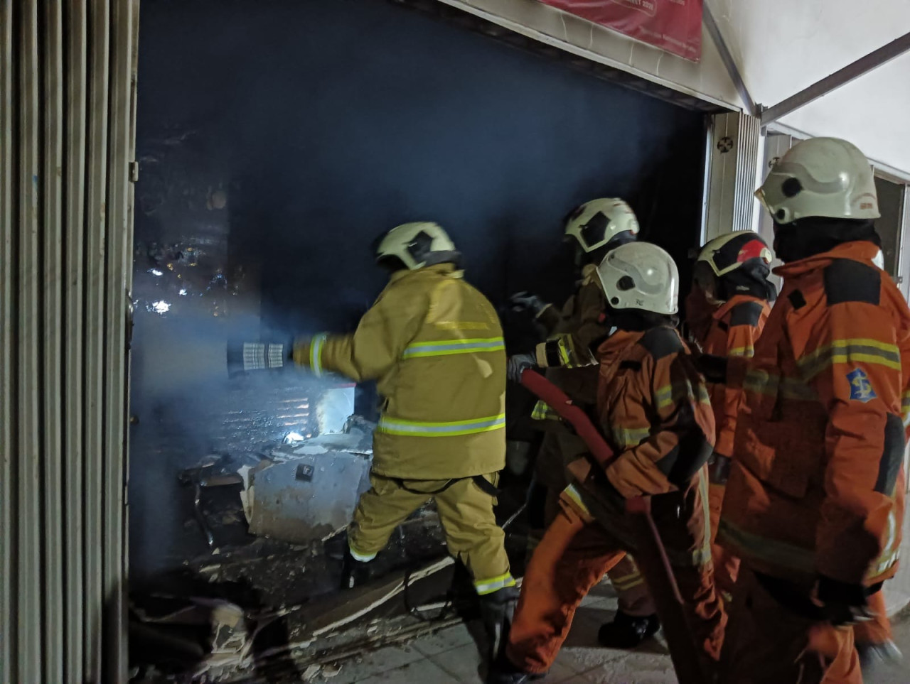 Pemadaman oleh Dinas Pemadam Kebakaran dan Penyelamatan (DPKP) Kota Surabaya. (Foto: DPKP Surabaya/jatimnow.com)