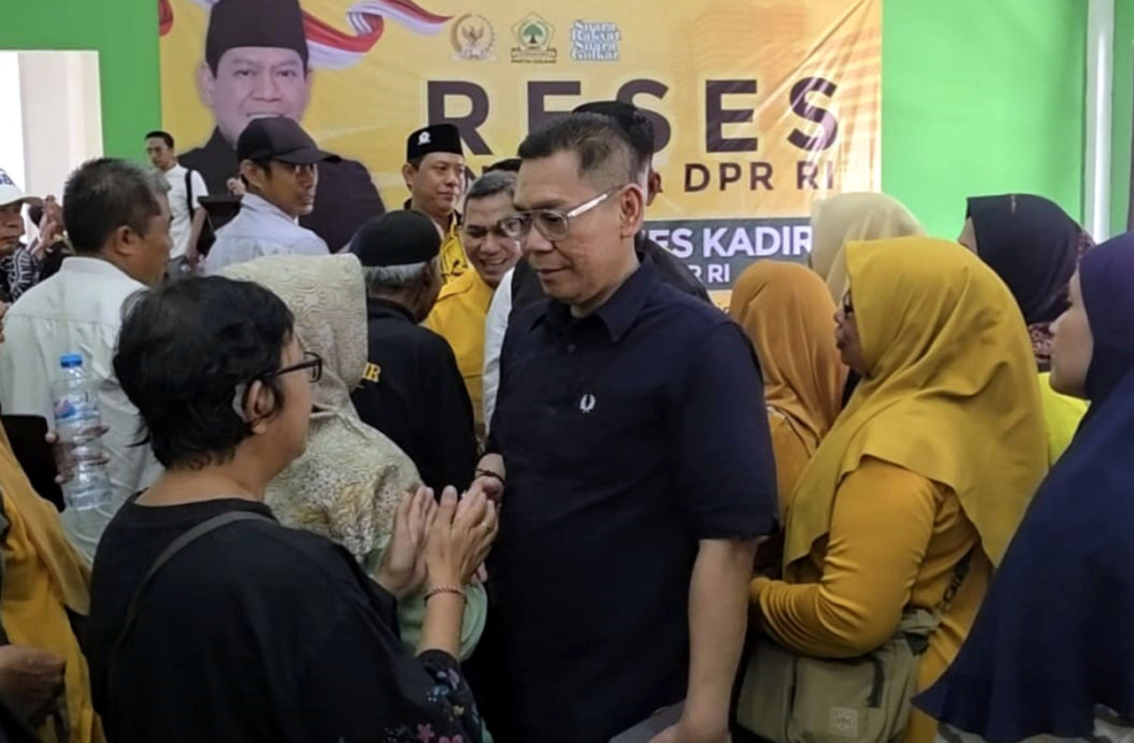 Wakil Ketua DPR RI Adies Kadir saat menggelar reses di Balai RW Tanah Kali Kedinding, Surabaya, Minggu (28/12/2025). (Foto: Tim Media Center/jatimnow.com)