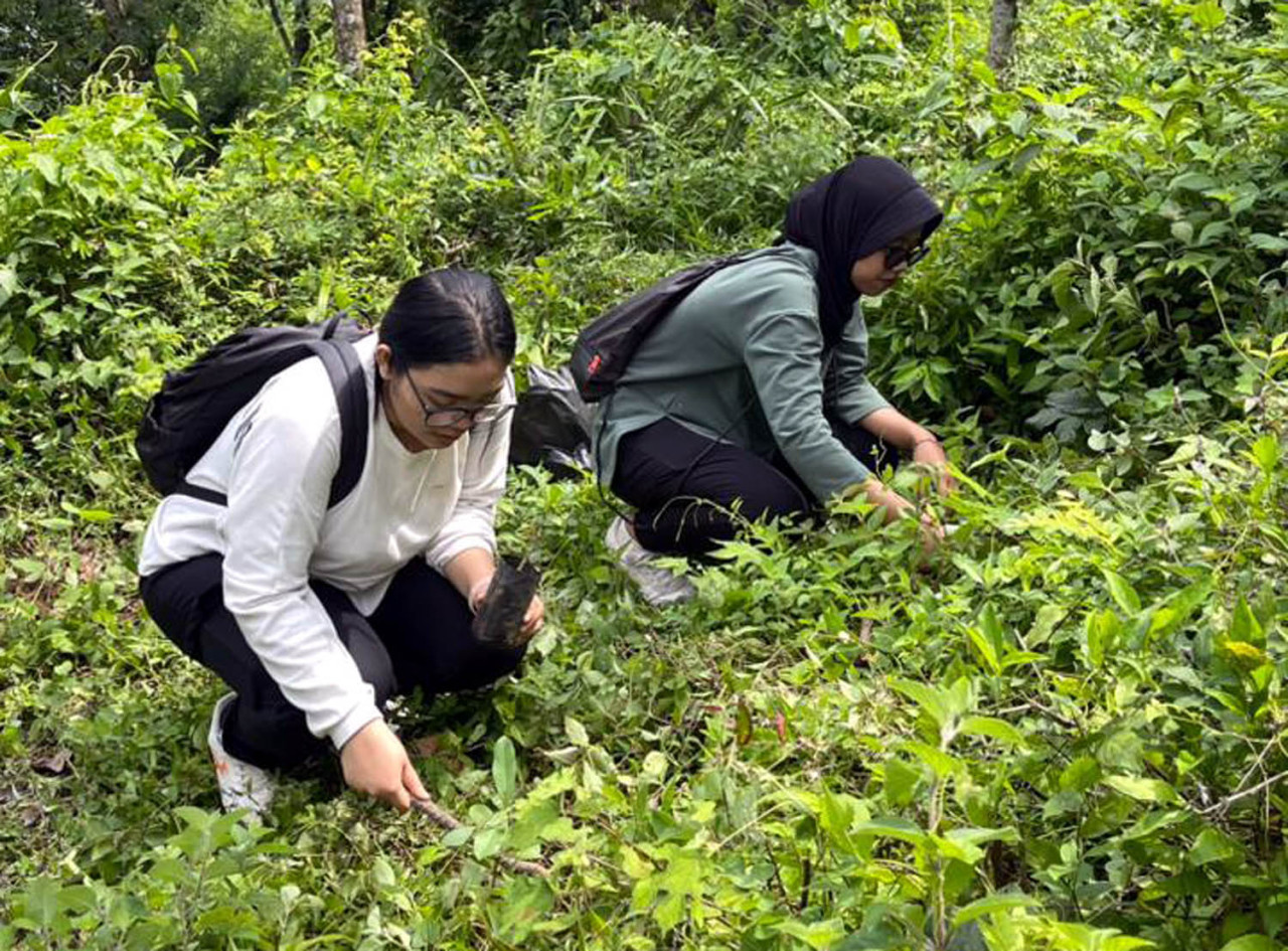 Komunitas SportTrip melakukan aksi tanam pohon di lereng Gunung Penanggungan, Trawas Mojokerto, pada Minggu (14/12/2025). (Foto: SportTrip/jatimnow.com)