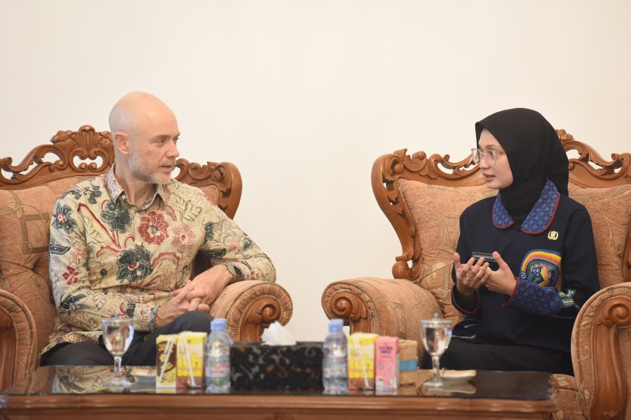 Mbak Vinanda saat bertemu Konsul Jenderal Amerika Serikat di Surabaya Christopher Green di Rumah Dinas Wali Kota Kediri. (Foto: Pemkot Kediri/jatimnow.com)