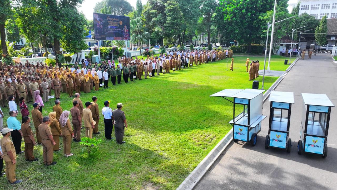 Penyerahan bantuan modal untuk PKL Joyoboyo dan Patiunus Kota Kediri. (Foto: Pemkot Kediri/jatimnow.com)