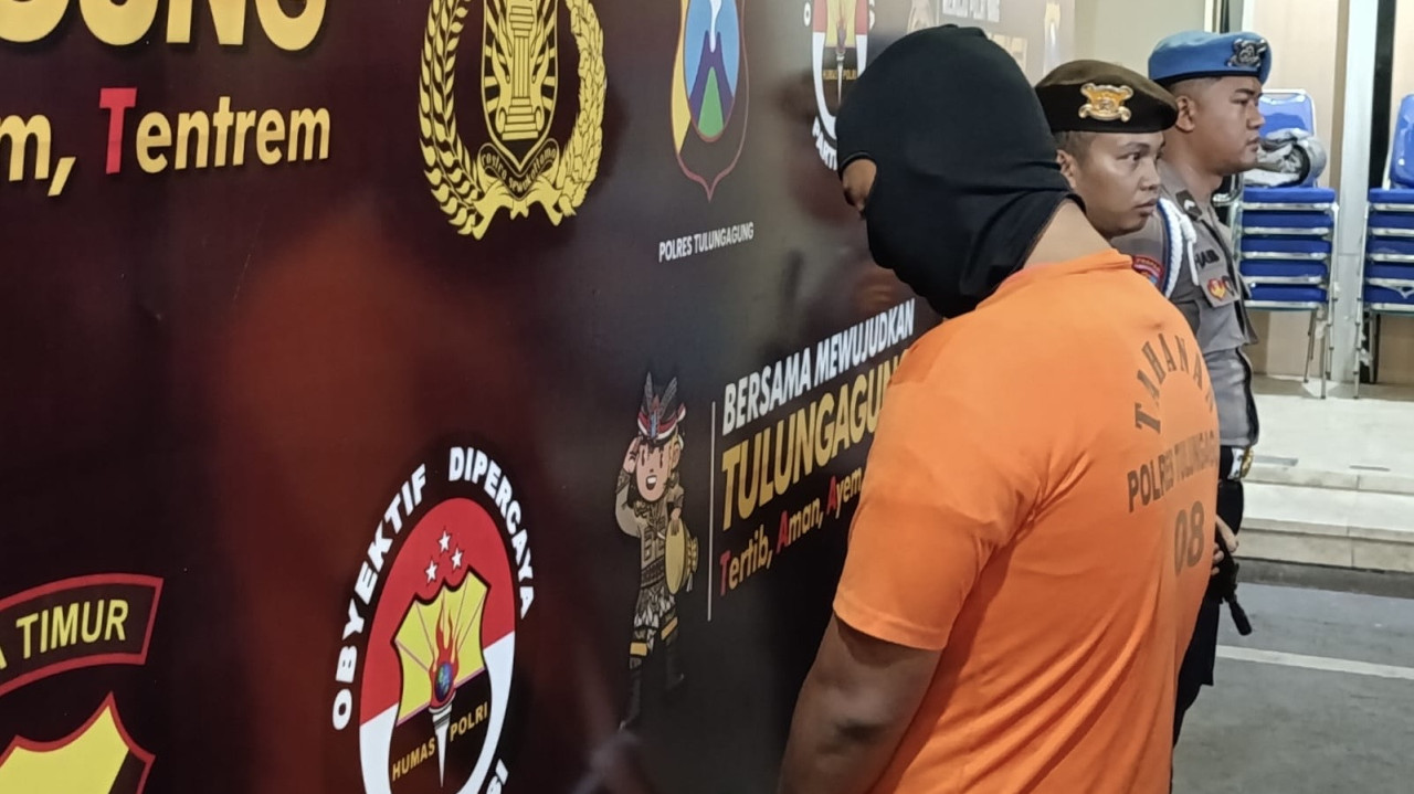 Pelaku pencurian di Tulungagung asal Trenggalek saat diamankan polisi. (Foto: Bramanta Pamungkas/jatimnow.com)