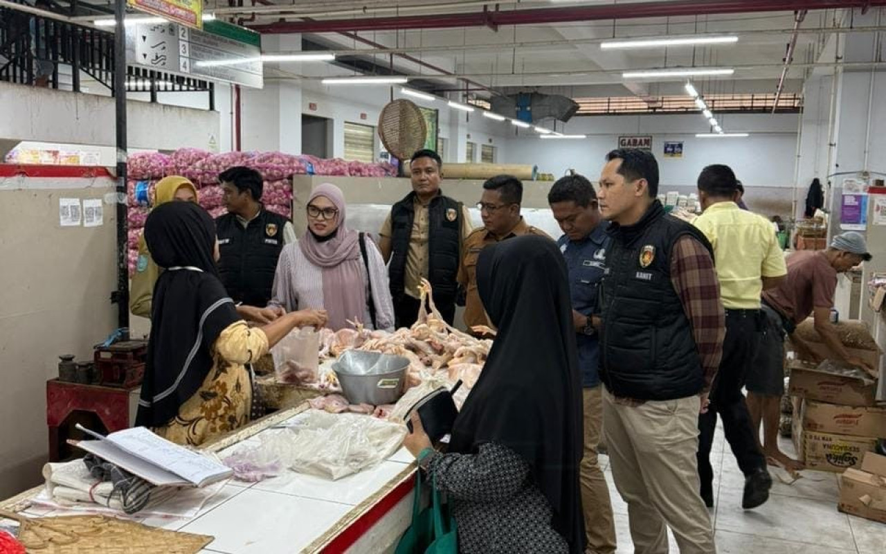 Satgas Pangan Kabupaten Ponorogo melakukan pemantauan harga bahan pokok penting di Pasar Legi Ponorogo. (Foto: Polres Ponorogo/jatimnow.com)
