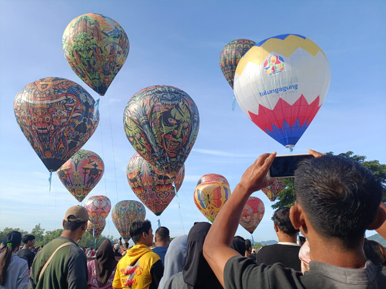 Foto: Parade balon udara yang digelar Pemkab Tulungagung. (Bramanta/jatimnow.com)