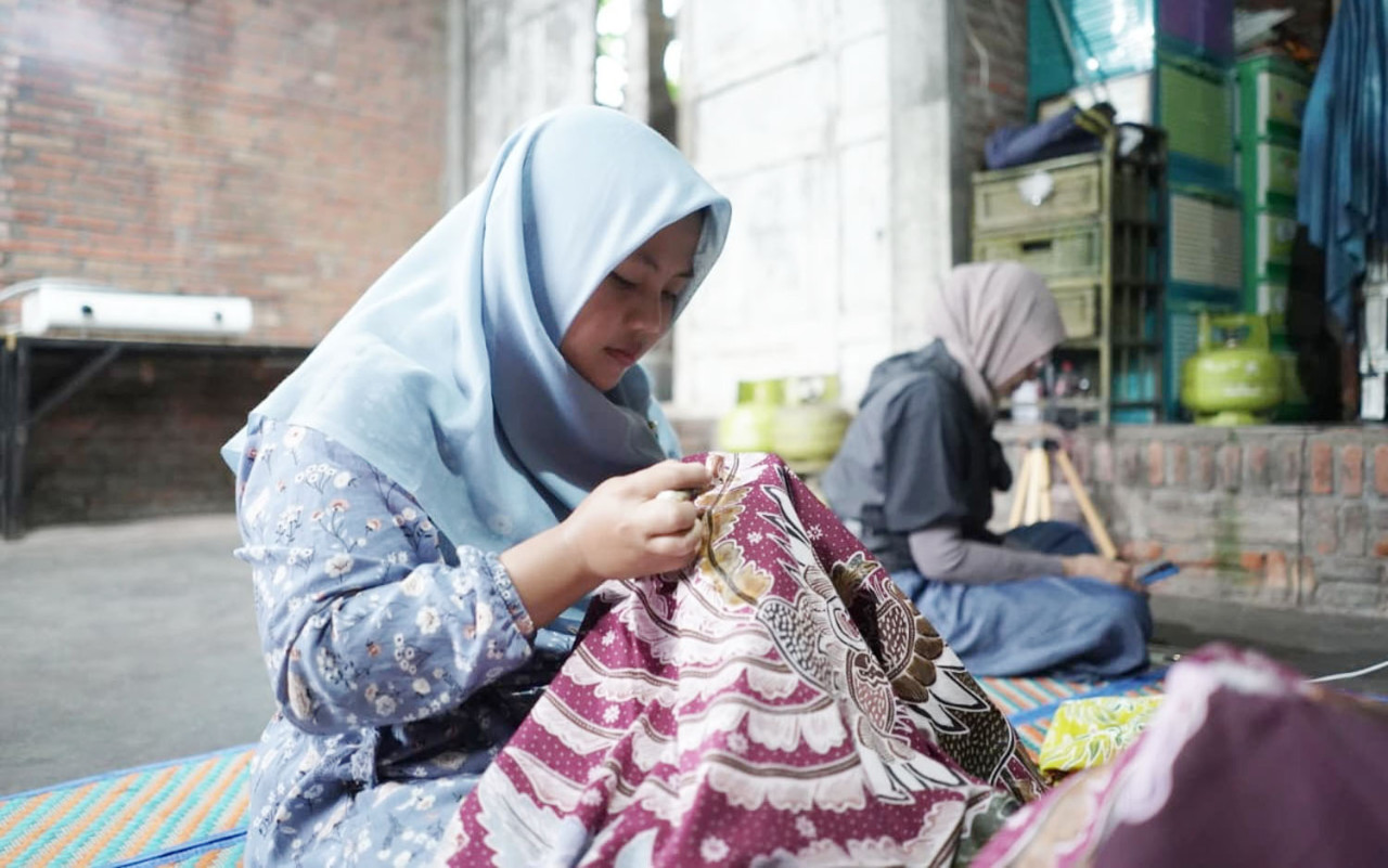 Proses membatik bantengan, warisan budaya khas Desa Sejahtera Astra Bumiaji, Kota Batu, yang berkembang melalui penguatan literasi, pendidikan komunitas, dan pemanfaatan teknologi untuk meningkatkan daya saing masyarakat desa. (Foto/Astra)