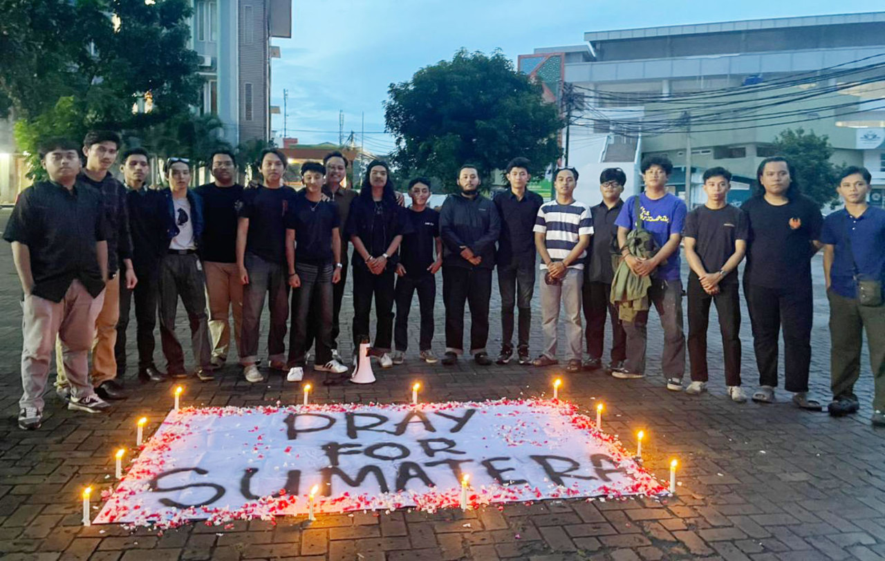 BEM FISIP UMJ gelar aksi bakar lilin untuk korban banjir Sumatra dan Aceh. Mahasiswa desak Pemerintah segera tetapkan status Bencana Nasional. (Foto: BEM FISIP UMJ/jatimnow.com)