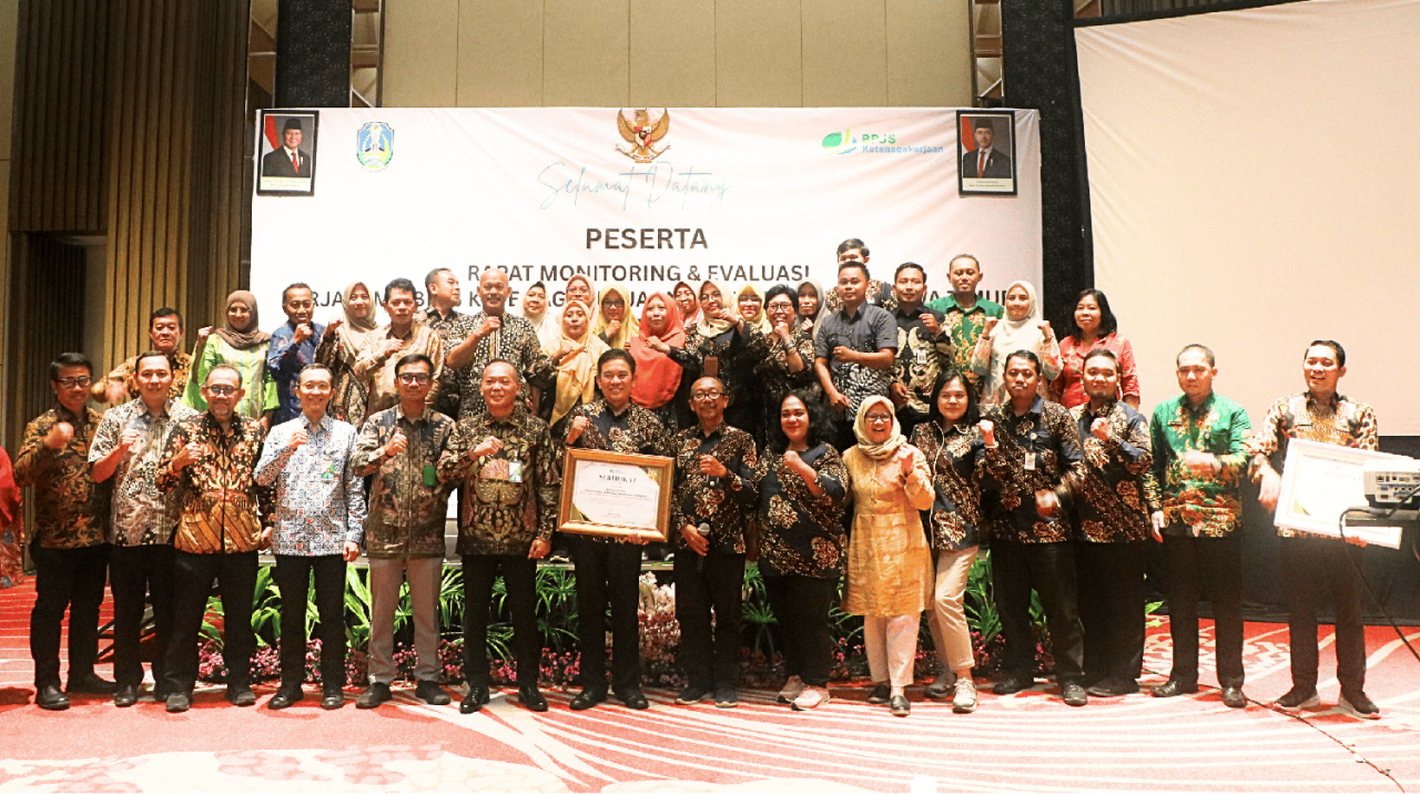 BPJS Ketenagakerjaan Kanwil Jatim memberikan penghargaan kepada pengawas ketenagakerjaan berprestasi dalam acara Rapat Monitoring & Evaluasi di Kota Batu. (Foto: BPJS Ketenagakerjaan/jatimnow.com)