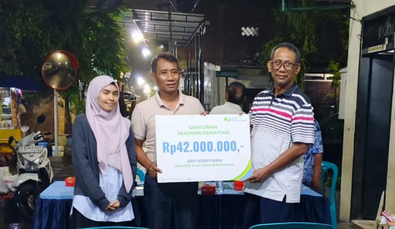 BPJS Ketenagakerjaan Surabaya Karimunjawa menyerahkan santunan JKM Rp42 juta kepada ahli waris Guru PAUD. (Foto: Ali Masduki/jatimnow.com)