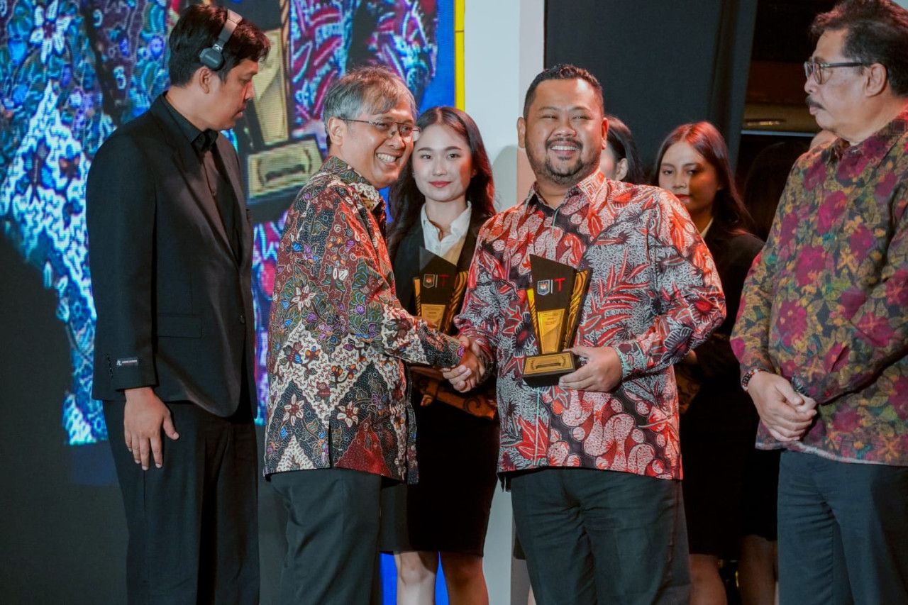 Bupati Gresik Fandi Akhmad Yani saat menerima penghargaan Apresiasi Kinerja Pemerintahan Daerah tahun 2025. (Foto: Diskominfo Gresik)