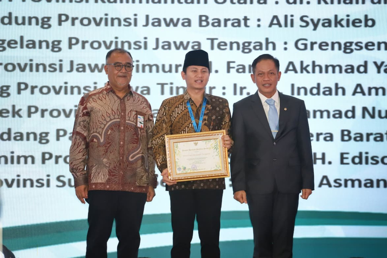 Foto: Bupati Trenggalek Mochamad Nur Airifin saat menerima oenghargaan dari Kementerian LHK. (Prokopim/jatimnow.com)