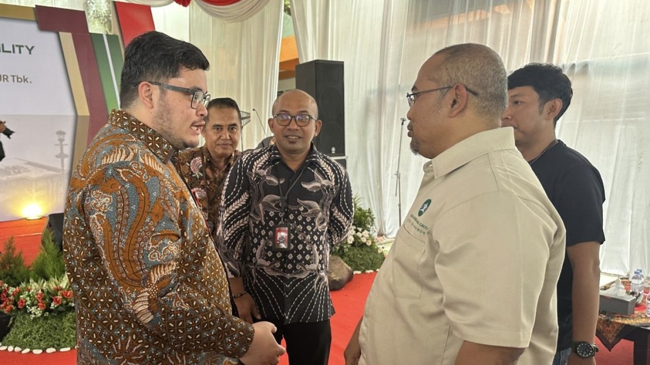 Mas Dhito dan Hermawan Village saat penyerahan bantuan laptop di SMA Dharma Wanita 1 Pare, Boarding School. (Foto: Pemkab Kediri/jatimnow.com)