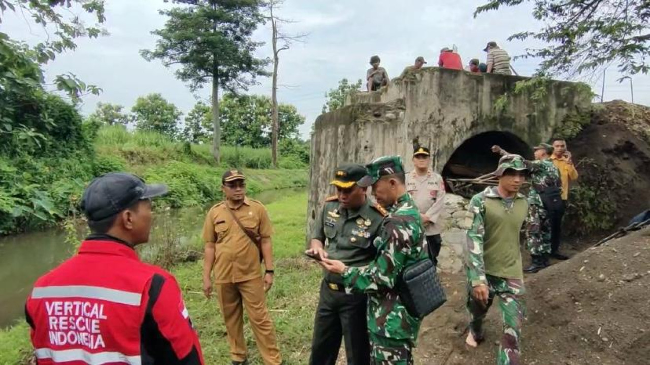 Foto: Komandan Kodim 0809/Kediri Letkol Inf Ragil Jaka Utama meninjau lokasi jembatan. (Kodim 0809/jatimnow.com)