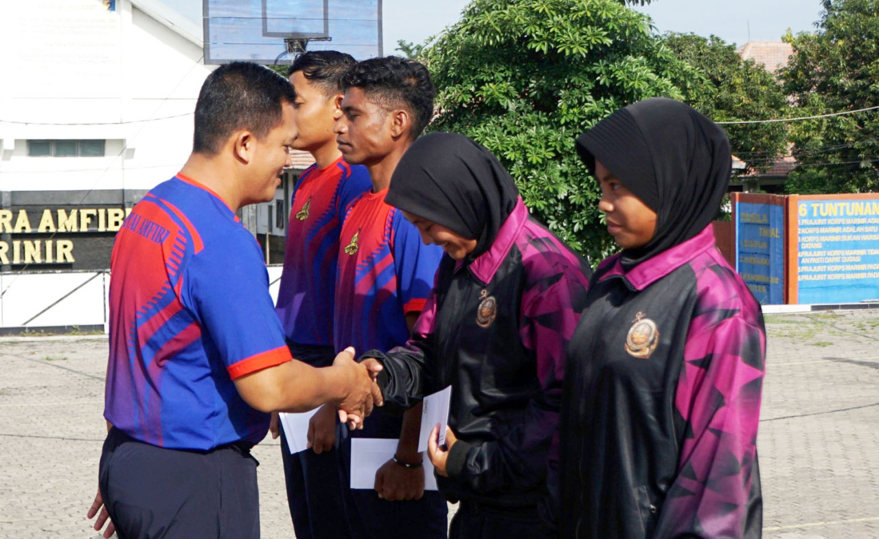 Komandan Denipam 2 Mar, Kolonel Marinir Mohamad Abdillah, memberikan apresiasi kepada para atlet berprestasi tersebut di lapangan apel Denipam 2 Mar, Karangpilang, Surabaya, pada Selasa (16/12/2025). (Foto: Dispen Kormar/jatimnow.com)