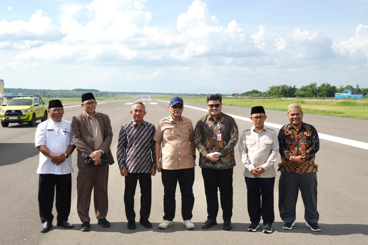 Foto: Bupati Kediri Hanindhito Himawan Pramono saat mendampingi Menteri Haji dan Umroh. (Prokopim/jatimnow.com)
