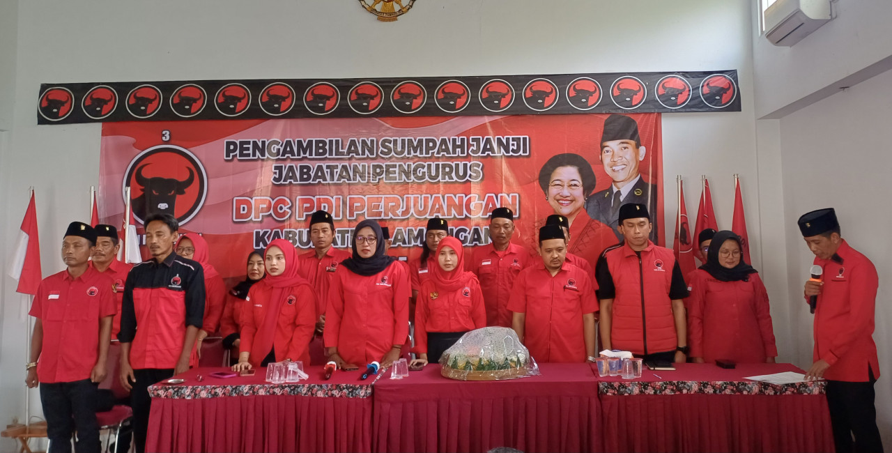 Foto: Pengurus DPC PDIP Lamongan saat diambil sumpah janjinya. (Adyad Ammy Iffansah/jatimnow.com)
