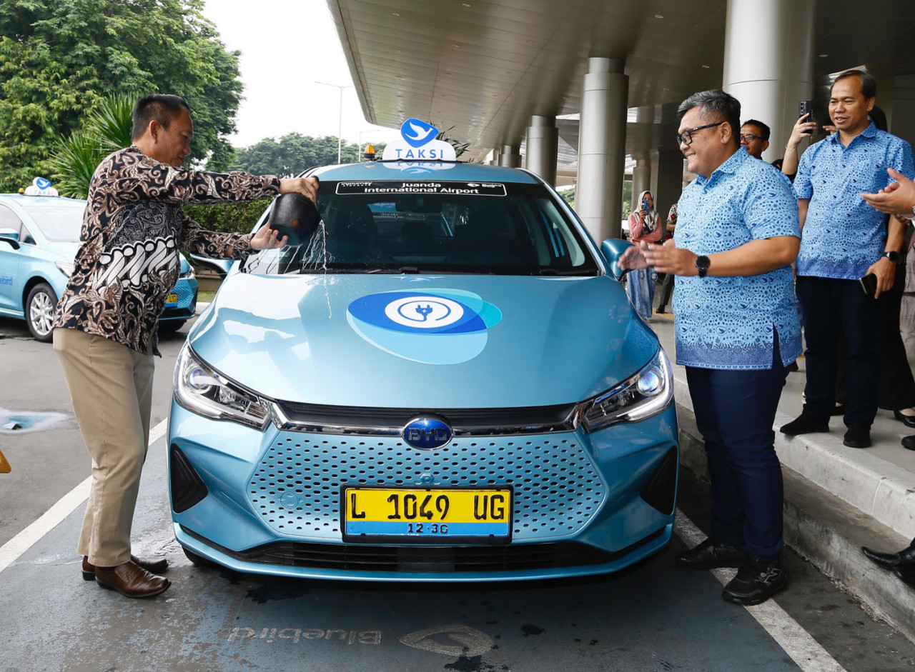 Resmi Beroperasi! e-Bluebird Jadi Taksi Listrik Pertama di Bandara Juanda