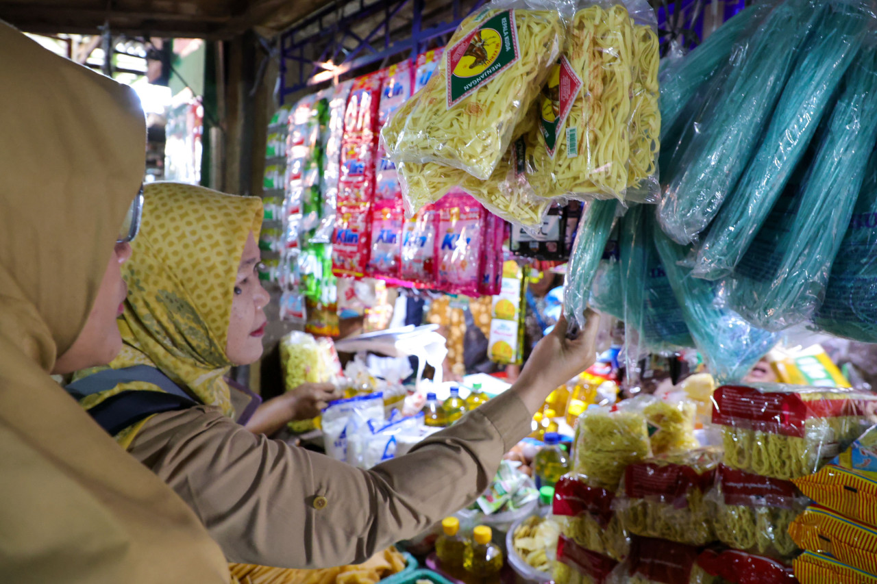 Tim BPSDA Surabaya melakukan monitoring di sejumlah pasar tradisional (dok. Pemkot Surabaya for jatimnow.com)