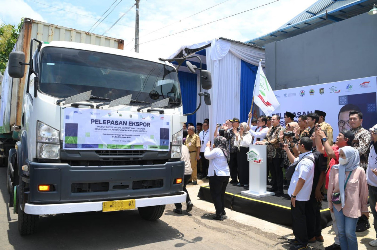Seremoni pelepasan ekspor perdana produk Coffee Wood dan Coconut Rope Dog Chew dari Desa Sejahtera Astra Purworejo, Jawa Tengah, ke Eropa dan Amerika Serikat, sebagai bagian dari penguatan kewirausahaan desa berbasis ekspor yang dilakukan pada 27 Februari 2025 lalu. (Foto/Astra)