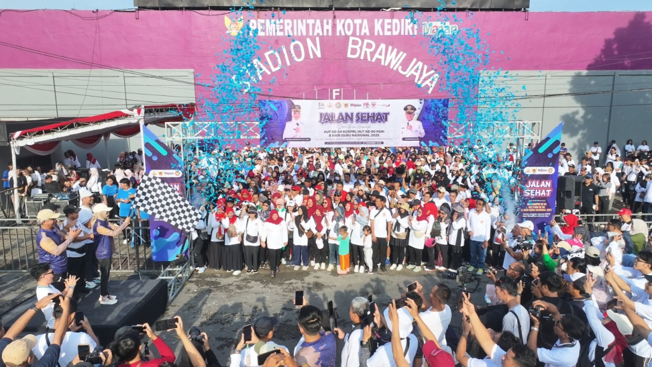 Jalan Sehat dalam rangka peringatan Hari Ulang Tahun Ke-45 KORPRI, HUT Ke-80 PGRI dan Hari Guru Nasional. (Foto: Pemkot Kediri/jatimnow.com)