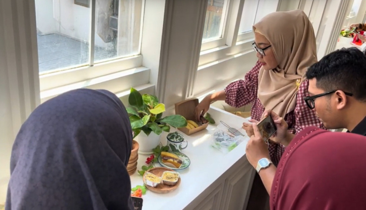 Pengabdian FEB UNAIR, UMKM Manggarsari Dapat Logo Baru & Foto Produk