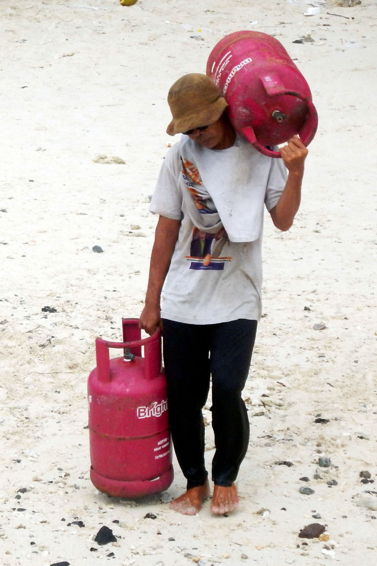 Mengangkut tabung gas LPG di atas pasir pantai menjadi bagian dari keseharian distribusi energi di Gili Trawangan, Jumat, ‎26 ‎Desember ‎2025. Hal ini demi menjaga aktivitas warga dan pariwisata tetap berjalan. (Foto: Ali Masduki/jatimnow.com)