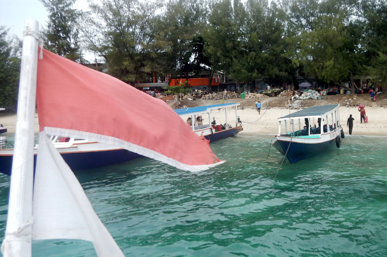 Perahu-perahu kecil bersandar di pesisir Gili Trawangan menjadi jalur utama distribusi logistik dan energi, Jumat, ‎26 ‎Desember ‎2025. Perahu kecil ini menopang aktivitas warga serta industri pariwisata pulau wisata ini. (Foto: Ali Masduki/jatimnow.com)