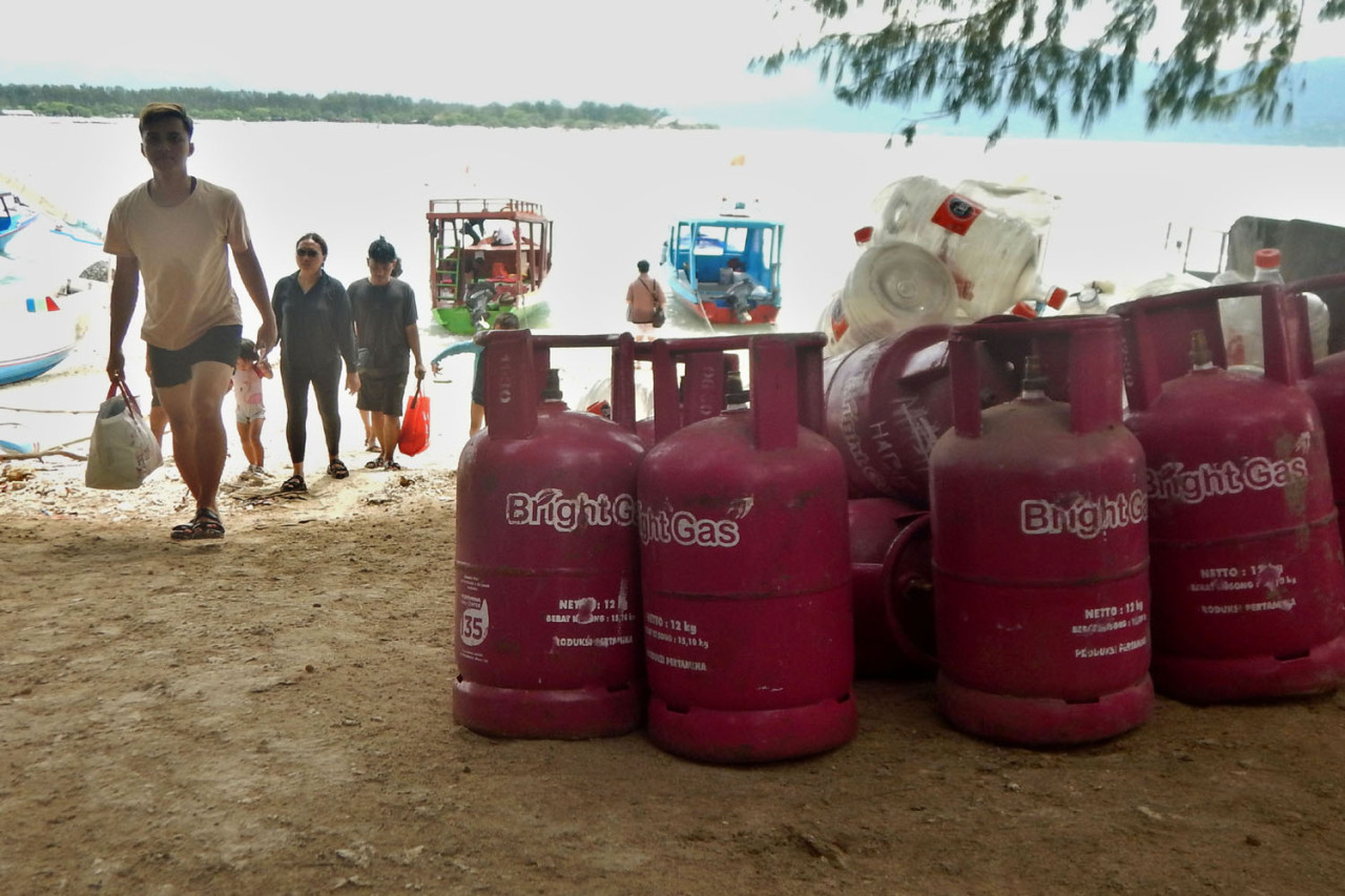 Tabung gas LPG tersusun di tepi pantai Gili Trawangan, Jumat, ‎26 ‎Desember ‎2025. Gas LPG menjadi bagian penting dari rantai pasok energi yang menopang aktivitas warga, usaha pariwisata, dan arus wisatawan di pulau kecil ini. (Foto: Ali Masduki/jatimnow.com)