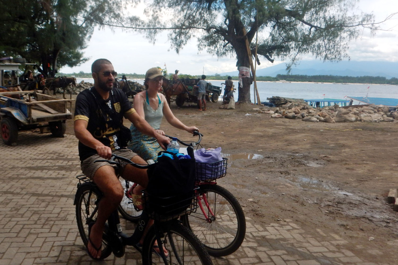  Wisatawan mancanegara bersepeda menikmati panorama pantai  Gili Trawangan, pada Jumat, ‎26 ‎Desember ‎2025. Kepastian stok energi harian memberikan ketenangan bagi ribuan pemilik akomodasi untuk terus beroperasi secara maksimal. (Foto: Ali Masduki/jatimnow.com)