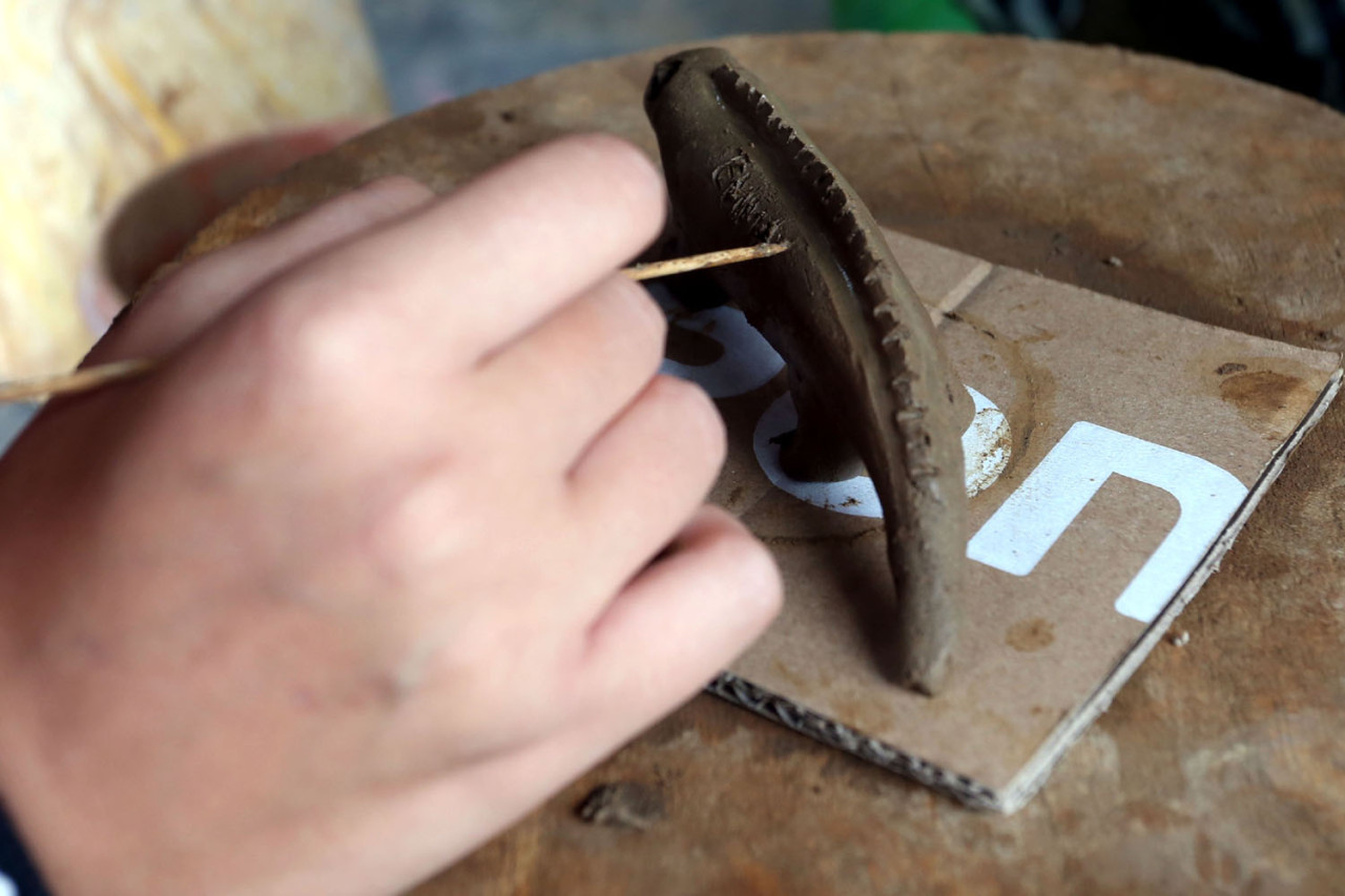 Sentuhan tangan wisatawan mancanegara saat membentuk detail gerabah Banyumulek, Lombok Barat, Sabtu (27/12/2025). Dari proses sederhana ini, nilai seni, ketelatenan, dan tradisi lokal berpadu menjadi pengalaman budaya yang berkesan. (Foto: Ali Masduki/jatimnow.com)