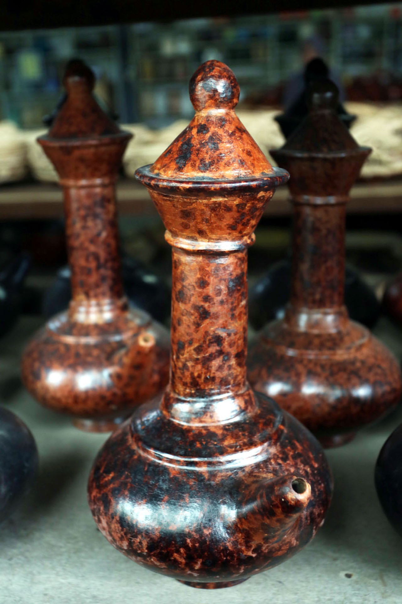 Kendi Maling, salah satu ikom di Kampung Gerabah Banyumulek Lombok Barat, Sabtu (27/12/2025). Kendi Maling adalah kerajinan gerabah yang berbentuk teko air minum, namun kendi ini memiliki keunikan berbeda dengan teko-teko tanah lainnya. (Foto: Ali Masduki/jatimnow.com)