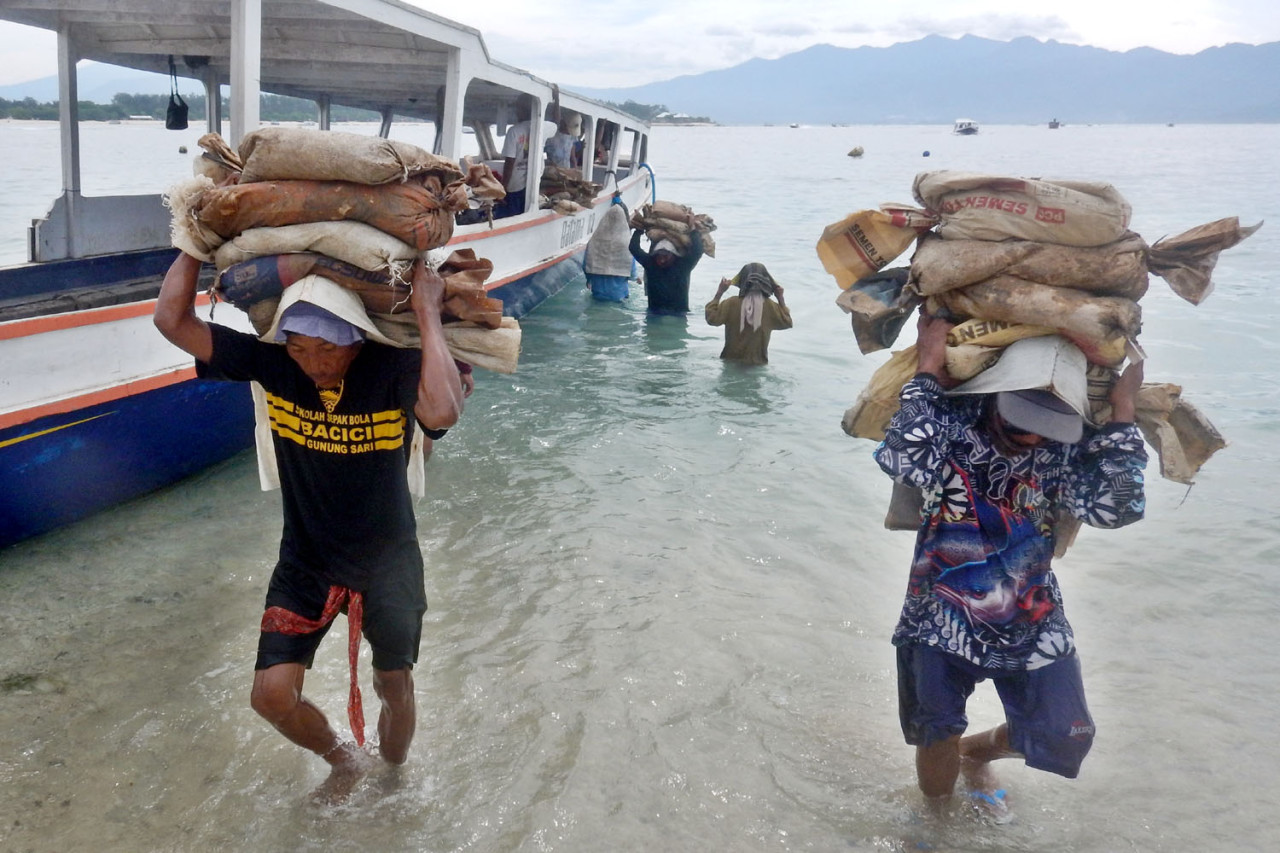 Foto: Jejak Keringat di Fondasi Gili Trawangan