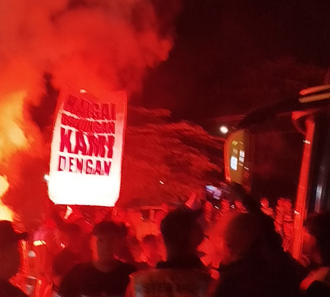 Foto: Aremania menghadang bus Arema FC usai gagal menang 6 kali di Stadion Kanjuruhan. (Aris/jatimnow.com)