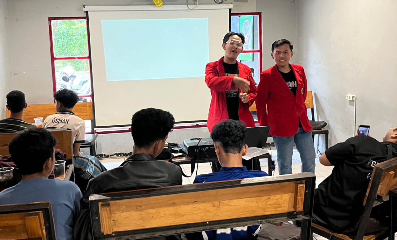 Moch. Fani Fatah Ilhami dan Muhammad Farid Ardiansyah menggelar penyuluhan perlindungan konsumen di sebuah kafe kawasan Ngagel, Surabaya, pada Minggu (7/12/2025). (Foto/jatimnow.com)