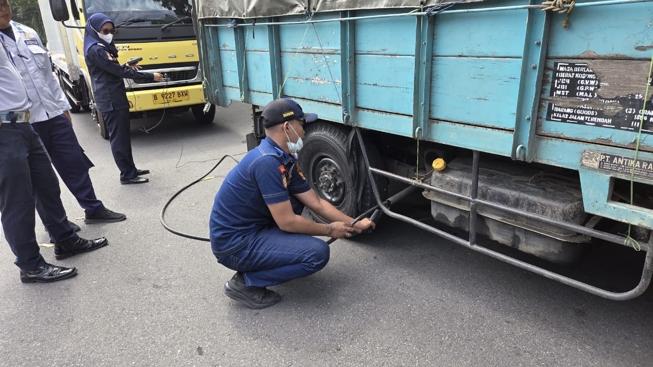 Operasi gabungan uji emisi kendaraan di Kota Kediri. (Foto: Pemkot Kediri/jatimnow.com)