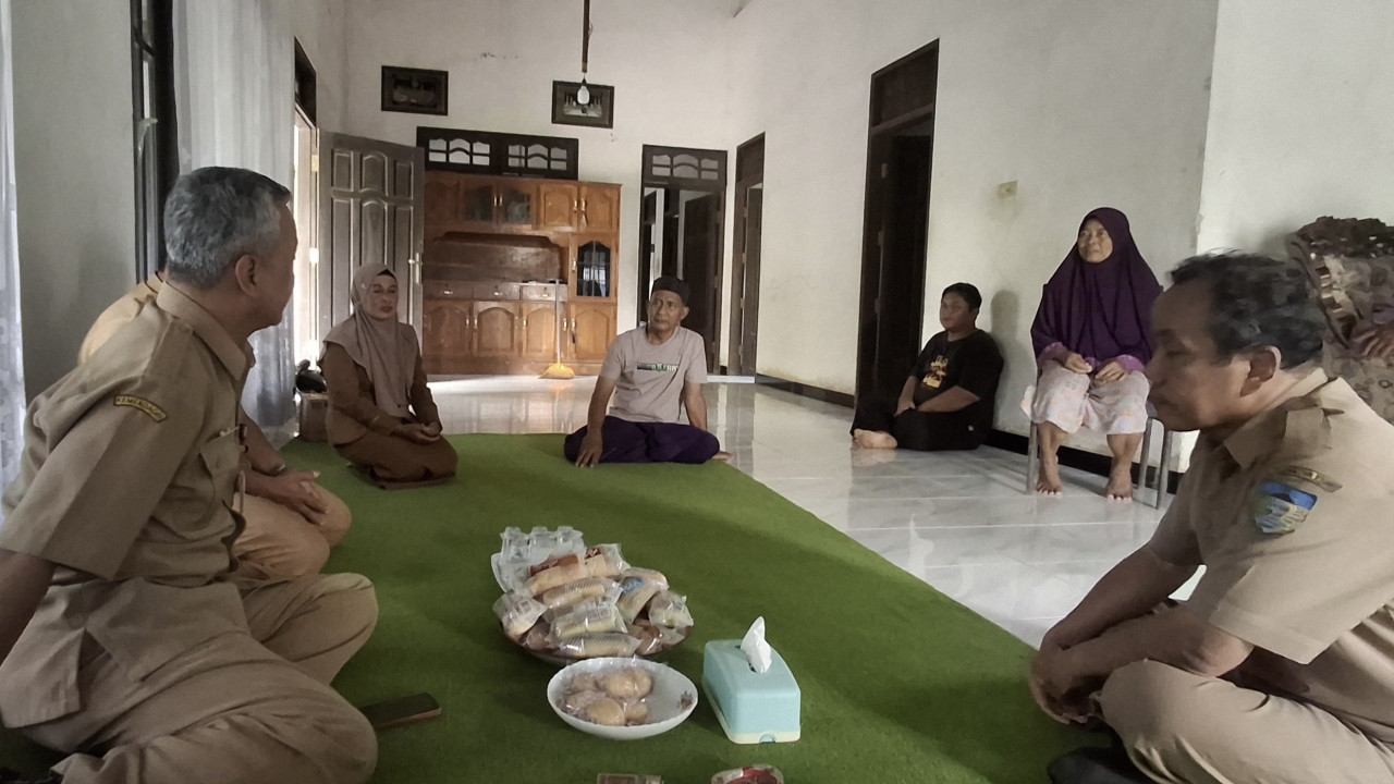 Disnaker Kediri kunjungi rumah korban kebakaran Hong Kong. (Foto: Nanik for jatimnow.com)