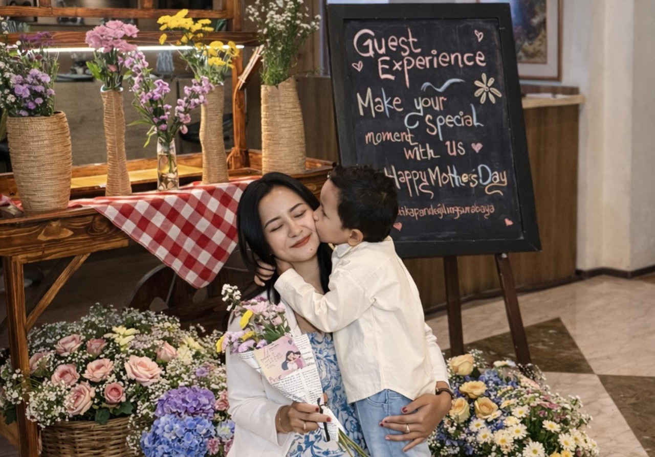 Pelukan hangat dan senyum bangga para ibu menjadi puncak dari perayaan yang berlangsung khidmat. (Foto: Hotel Santika/jatimnow.com)